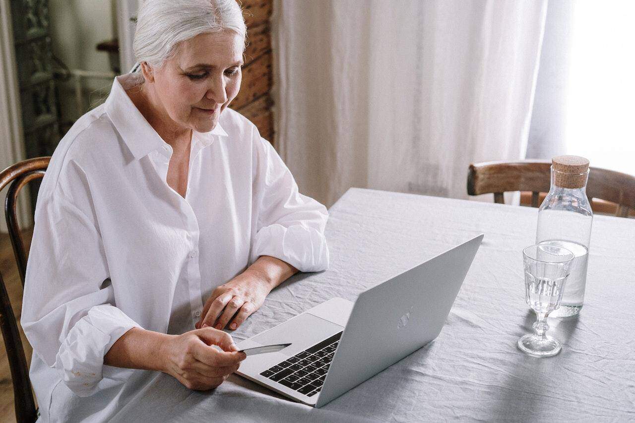 kobieta w podeszłym wieku dokonuje zakupy e-commerce