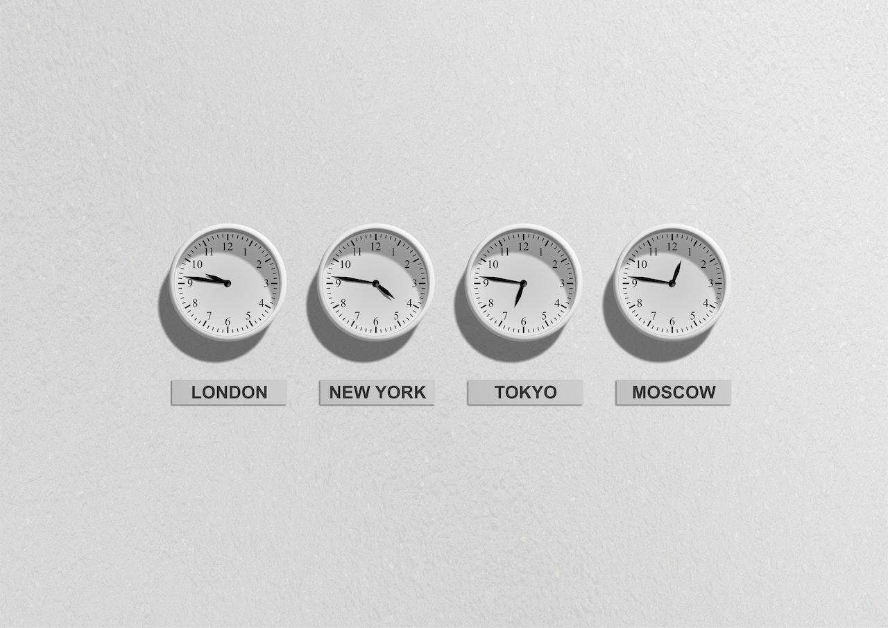 zegary przedstawiające zmiany czasu w różnych miejscach 